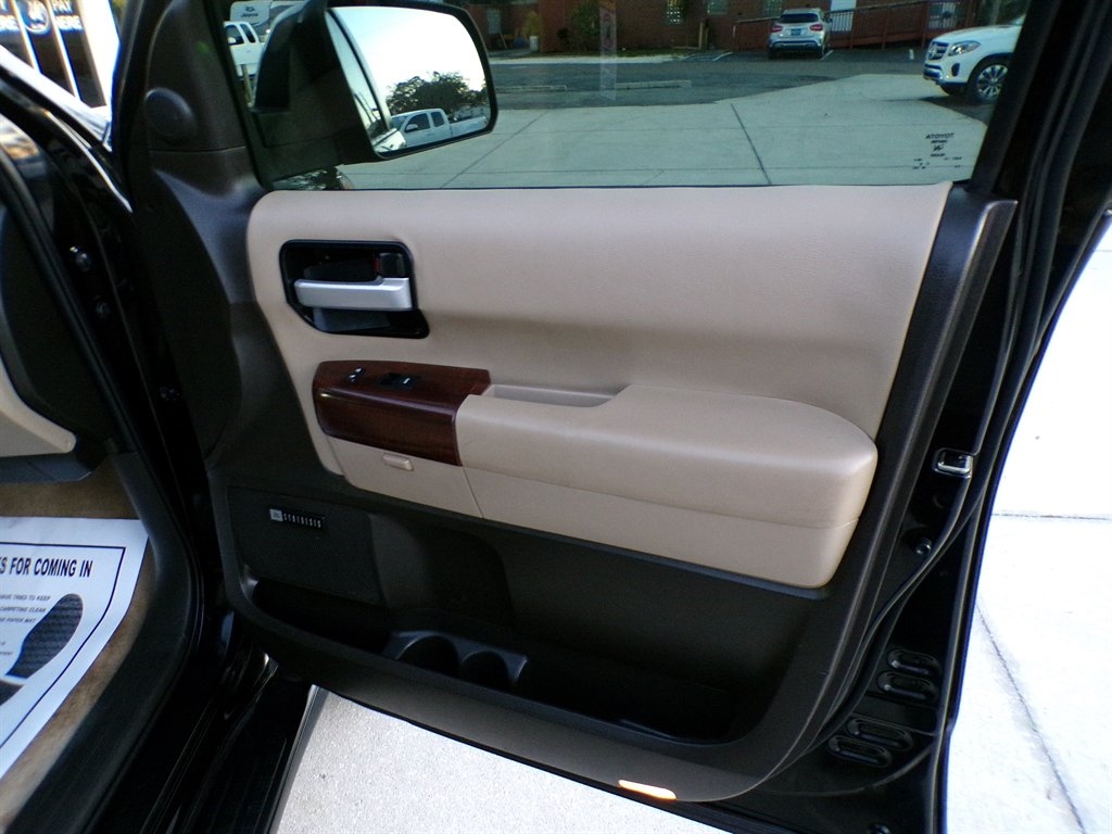 Toyota Sequoia 4WD LV8 6-Spd AT Platinum (Natl) 2011