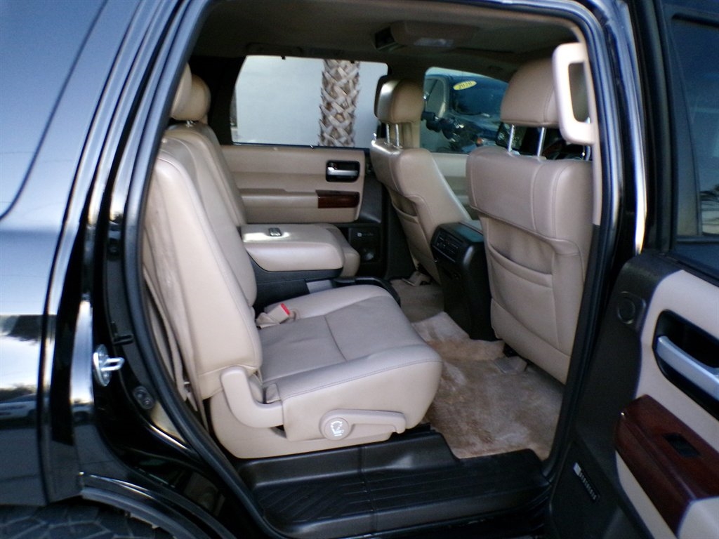 Toyota Sequoia 4WD LV8 6-Spd AT Platinum (Natl) 2011