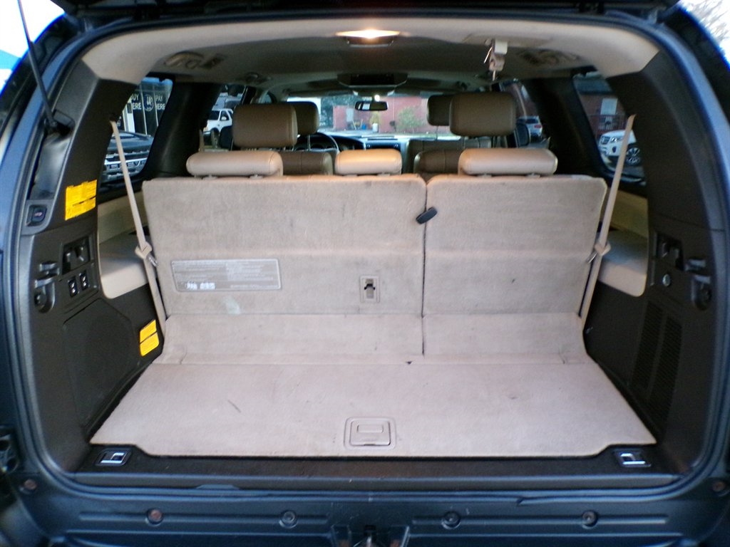 Toyota Sequoia 4WD LV8 6-Spd AT Platinum (Natl) 2011