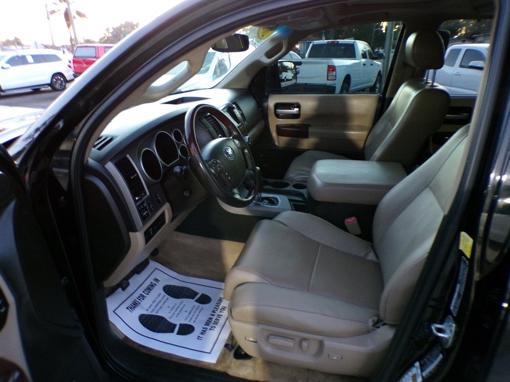 Toyota Sequoia 4WD LV8 6-Spd AT Platinum (Natl) 2011