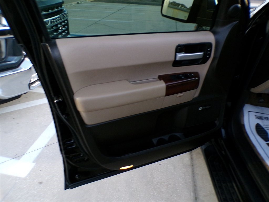 Toyota Sequoia 4WD LV8 6-Spd AT Platinum (Natl) 2011