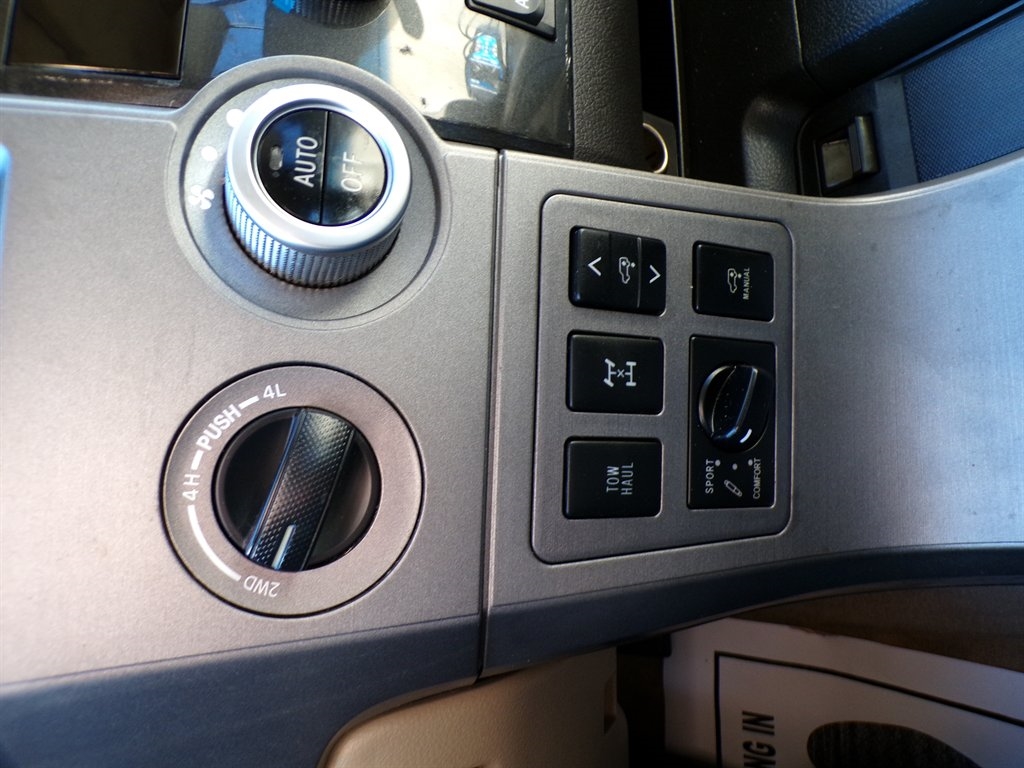 Toyota Sequoia 4WD LV8 6-Spd AT Platinum (Natl) 2011