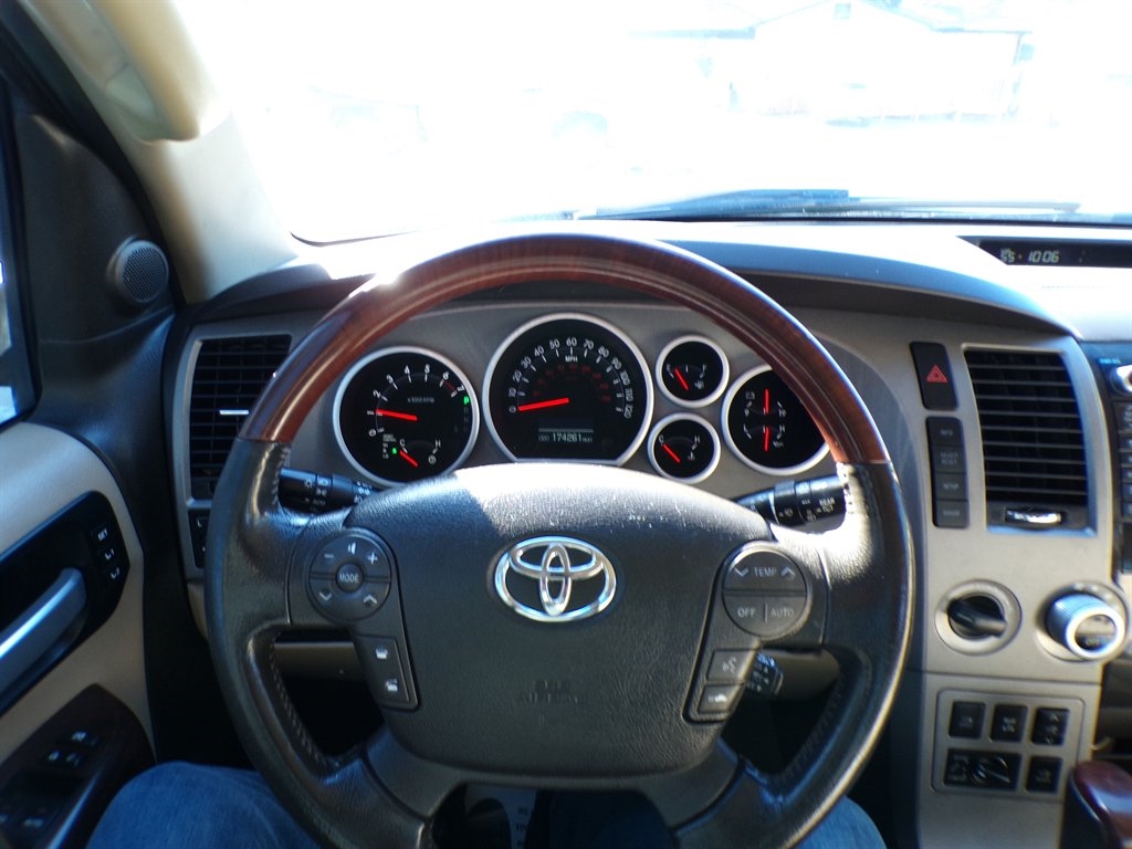 Toyota Sequoia 4WD LV8 6-Spd AT Platinum (Natl) 2011