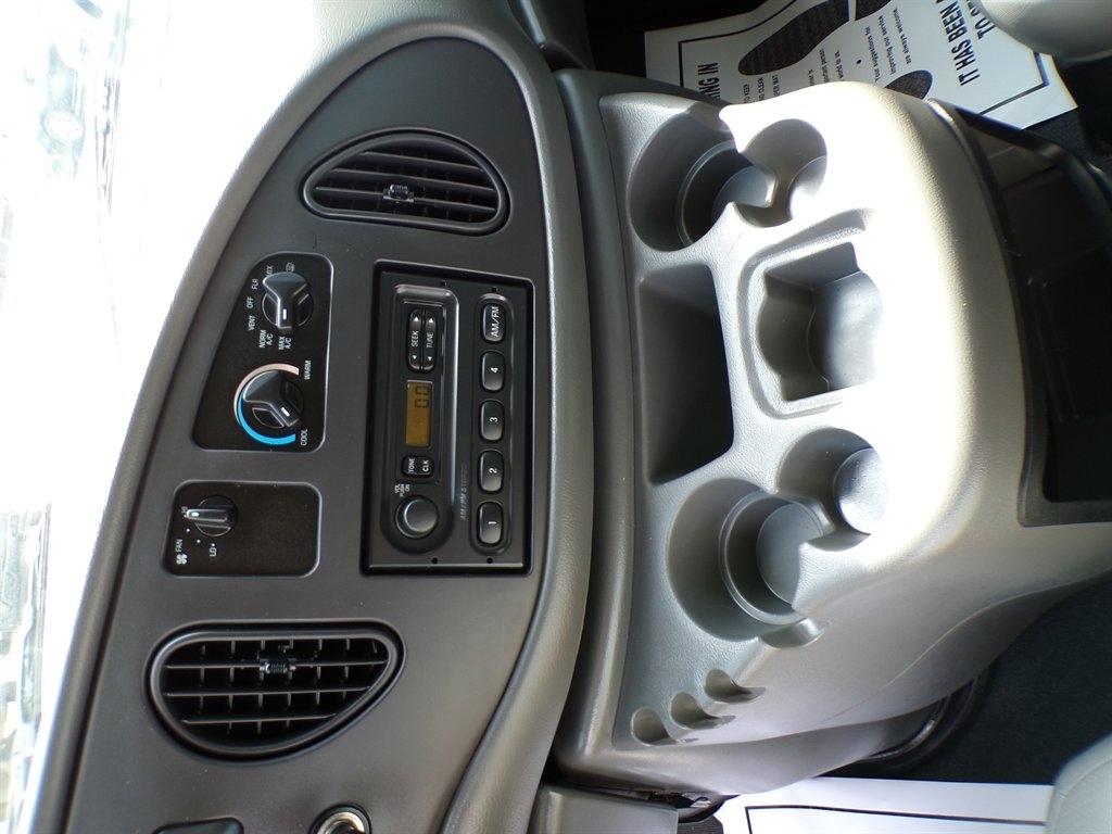 Ford Econoline Wagon E-150 XL 2003