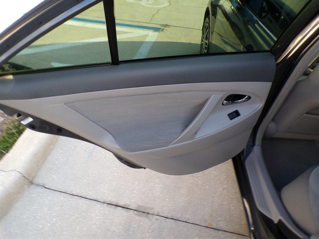 Toyota Camry 4dr Sdn I4 Auto LE (Natl) 2007