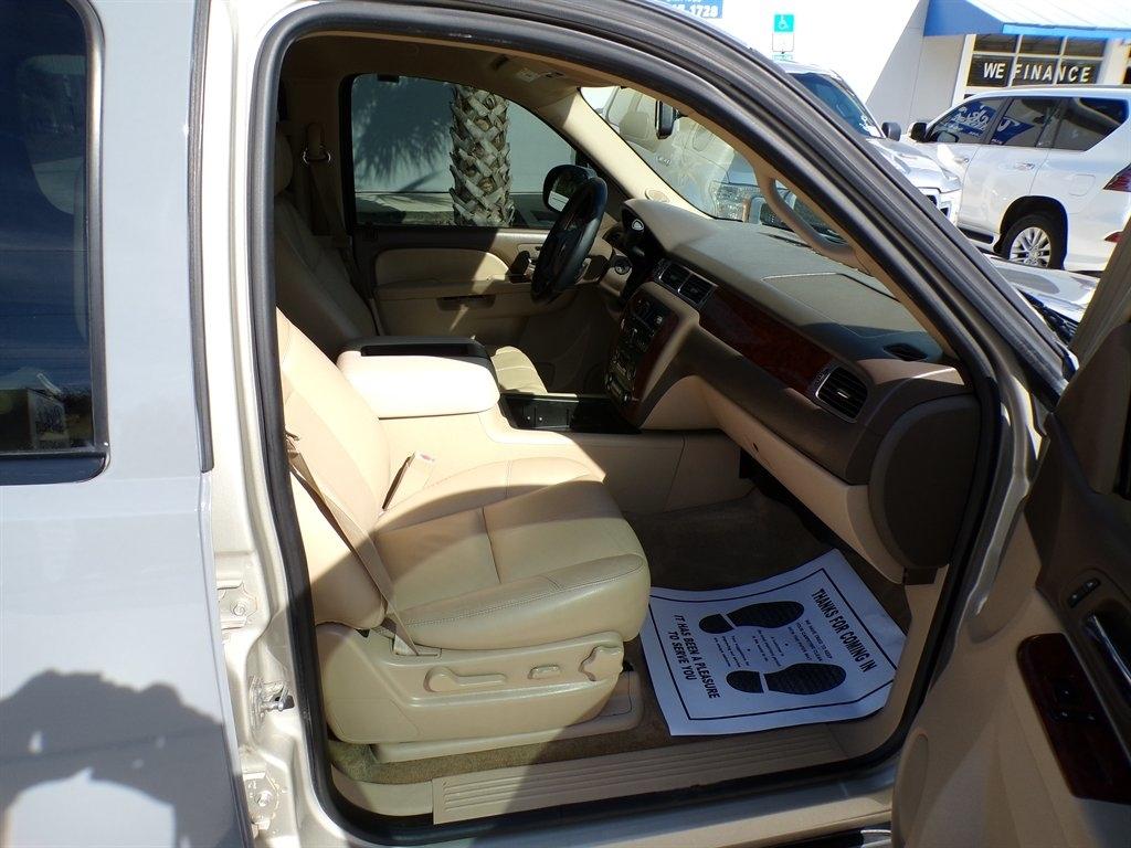 Chevrolet Suburban 2WD 4dr LT 2014