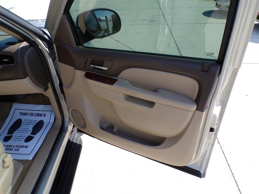 Chevrolet Suburban 2WD 4dr LT 2014