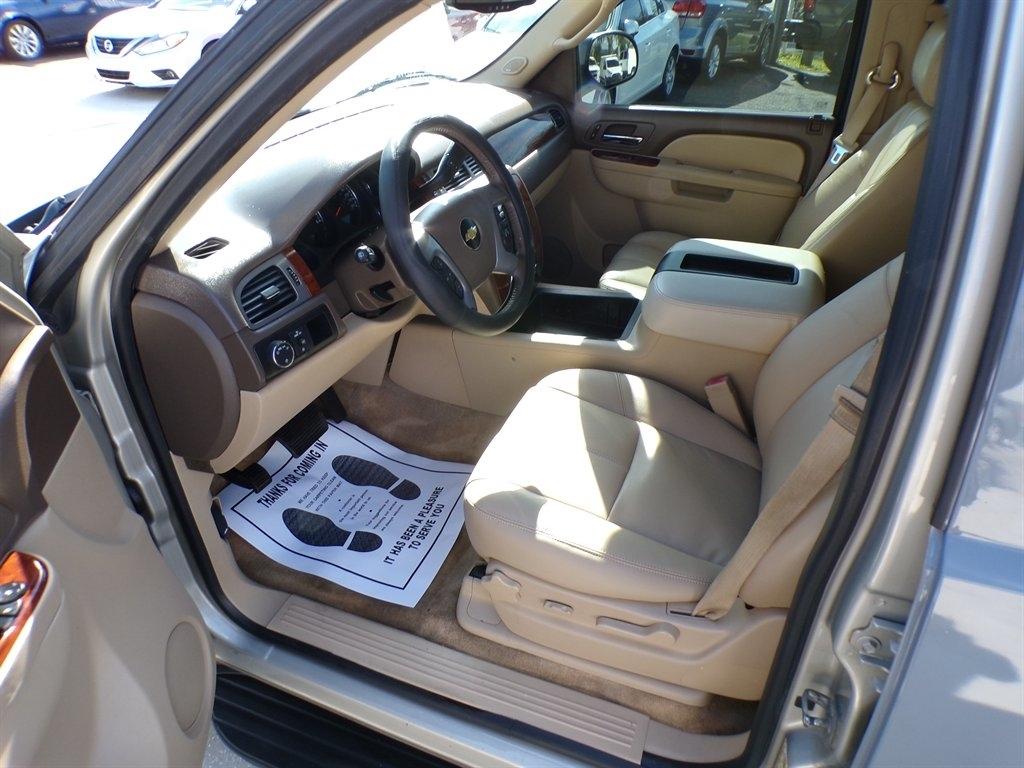 Chevrolet Suburban 2WD 4dr LT 2014