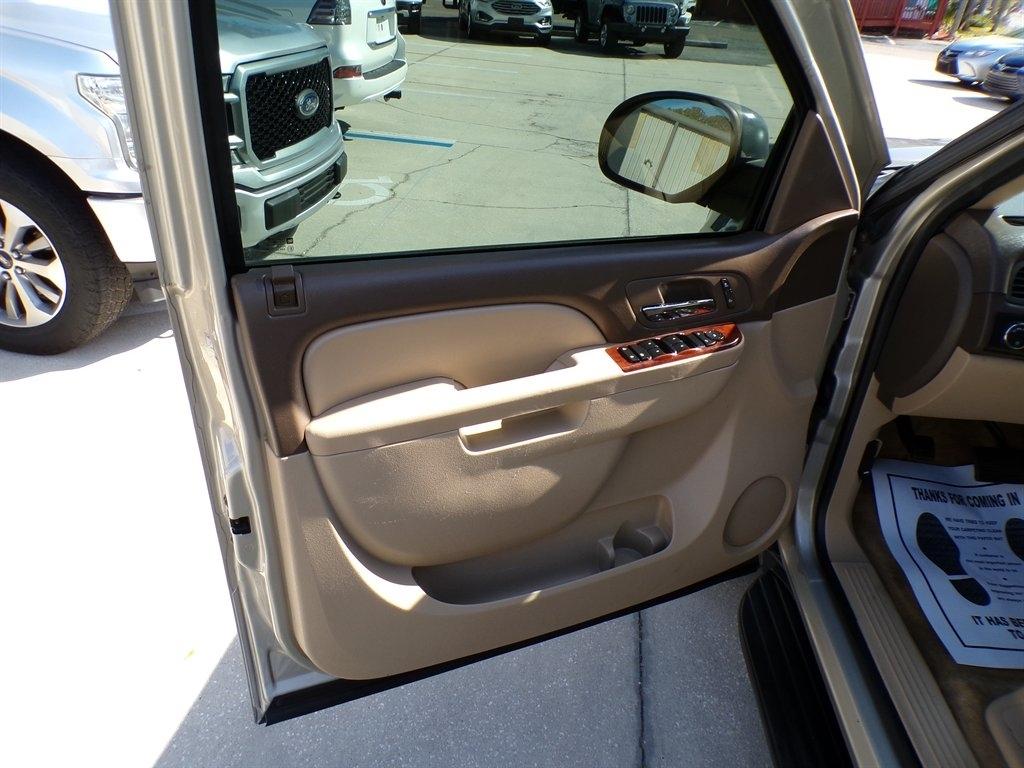 Chevrolet Suburban 2WD 4dr LT 2014