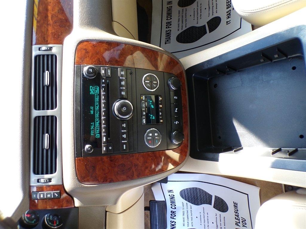 Chevrolet Suburban 2WD 4dr LT 2014