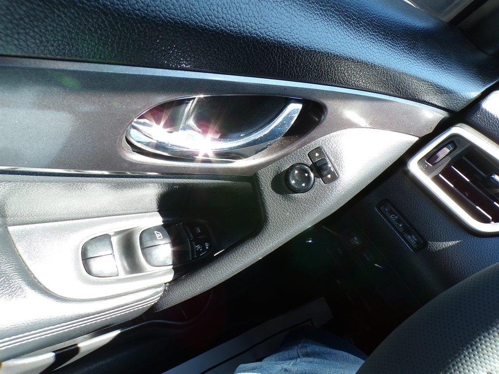 Nissan Rogue FWD 4dr SV 2016