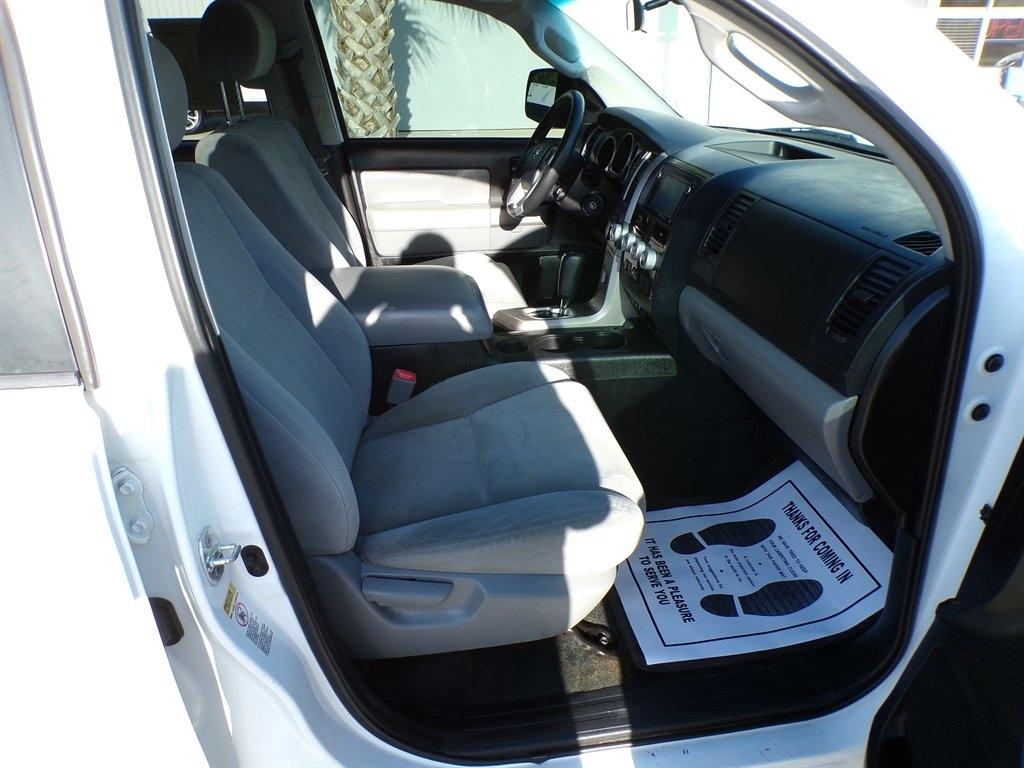 Toyota Sequoia SR5 RWD (Natl) 2017