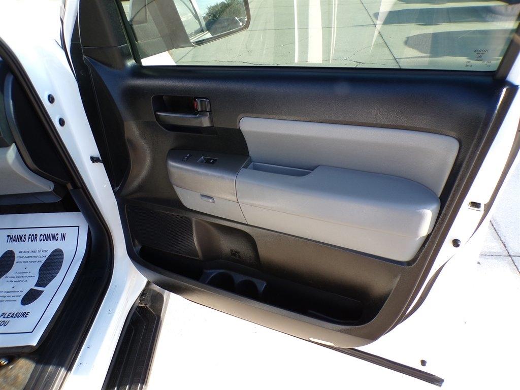 Toyota Sequoia SR5 RWD (Natl) 2017