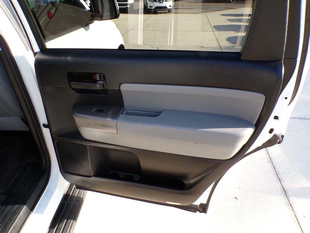 Toyota Sequoia SR5 RWD (Natl) 2017