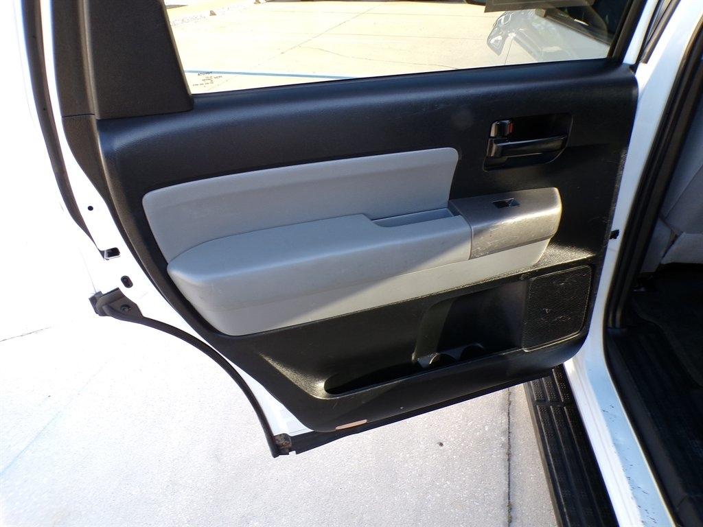 Toyota Sequoia SR5 RWD (Natl) 2017