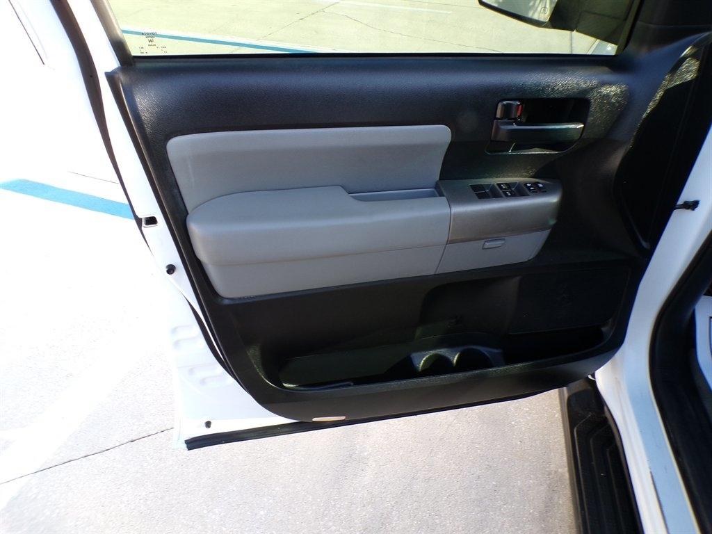 Toyota Sequoia SR5 RWD (Natl) 2017