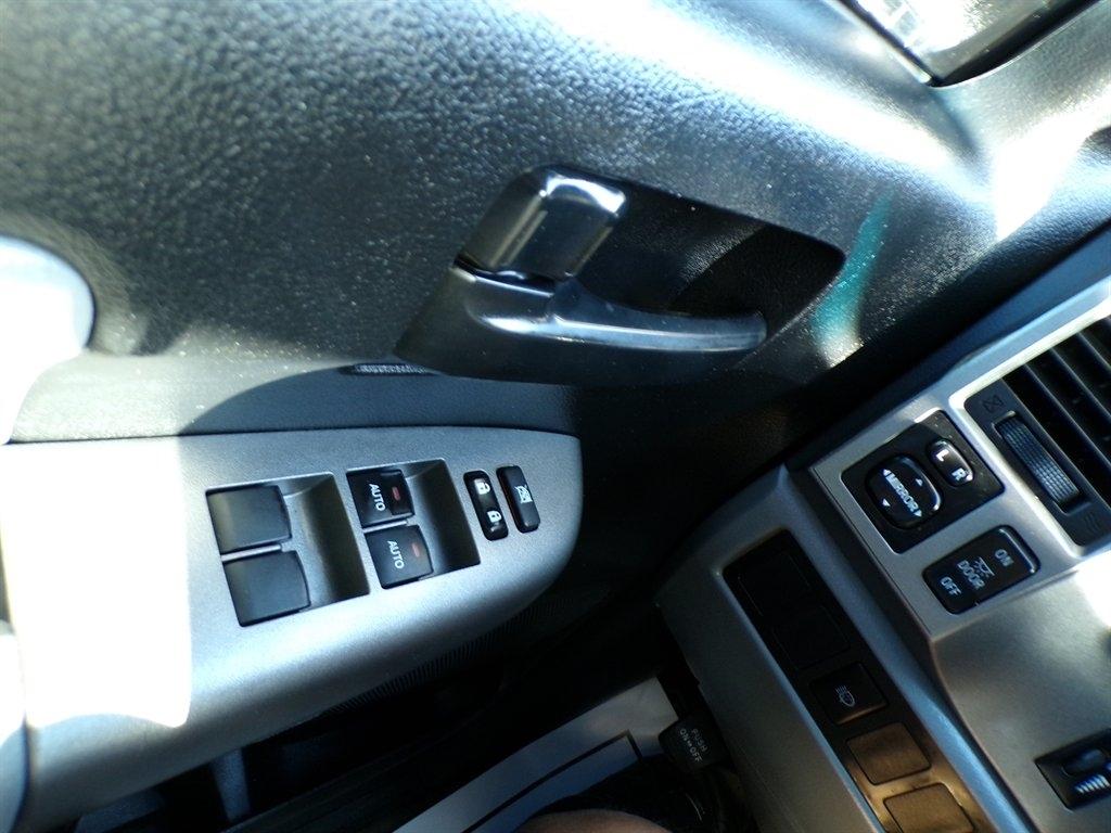 Toyota Sequoia SR5 RWD (Natl) 2017