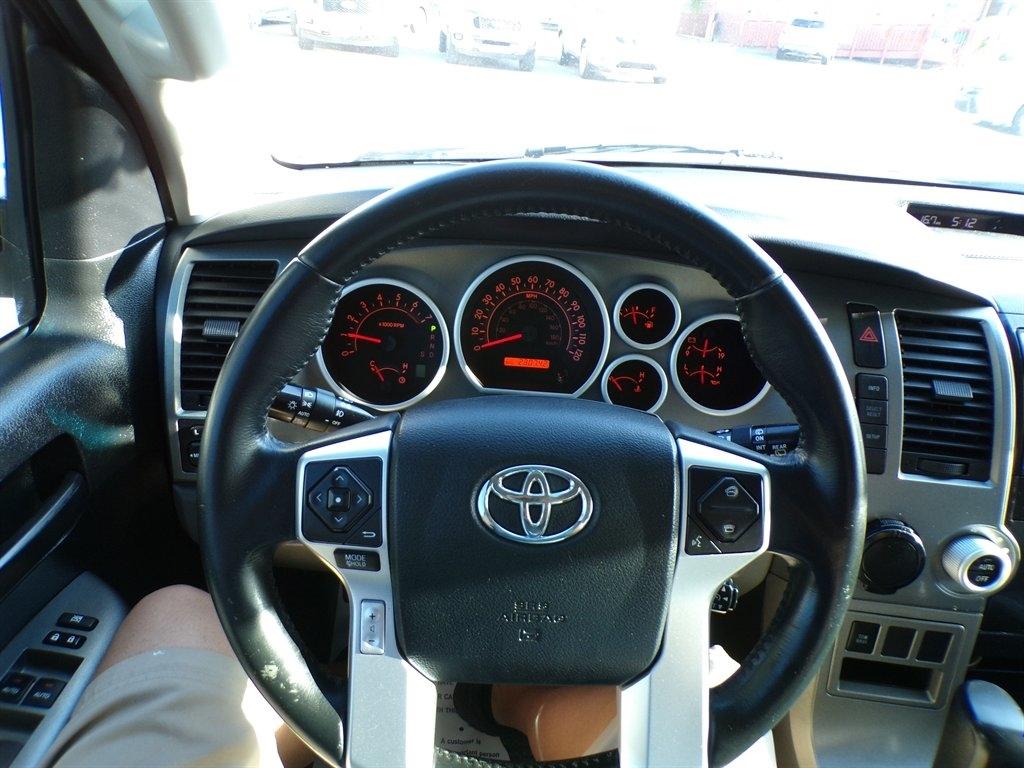 Toyota Sequoia SR5 RWD (Natl) 2017