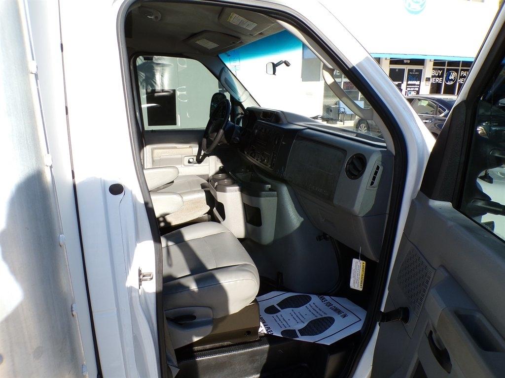 Ford Econoline Commercial Cutaway E-350 Super Duty 138" 5-Spd SRW 2012