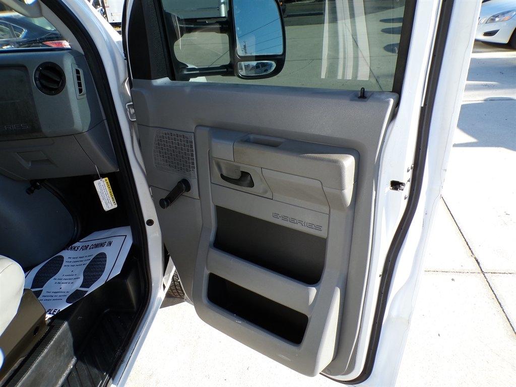 Ford Econoline Commercial Cutaway E-350 Super Duty 138" 5-Spd SRW 2012