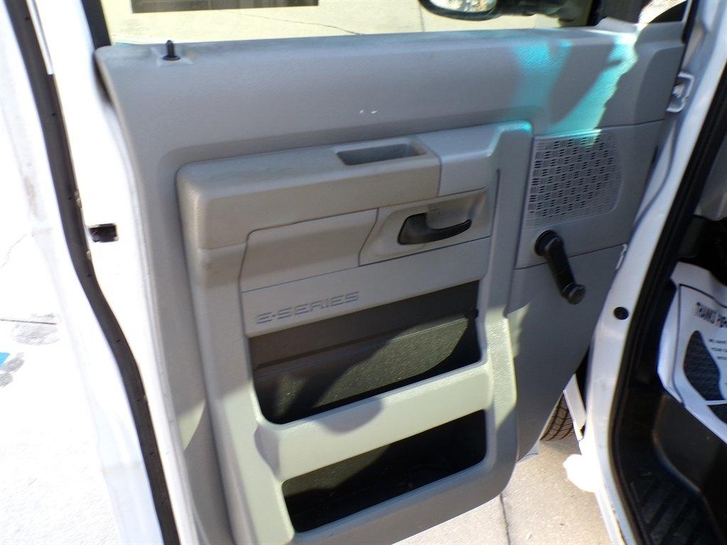 Ford Econoline Commercial Cutaway E-350 Super Duty 138" 5-Spd SRW 2012