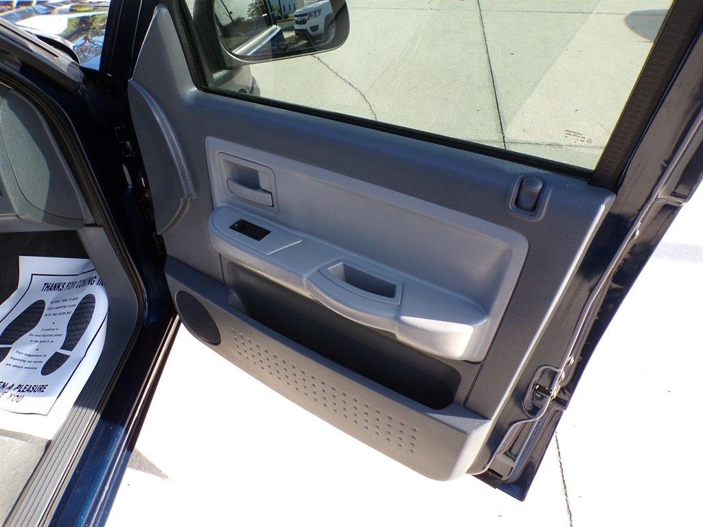 Dodge Dakota 4dr Quad Cab 131" WB SLT 2005