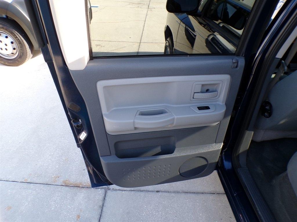 Dodge Dakota 4dr Quad Cab 131" WB SLT 2005