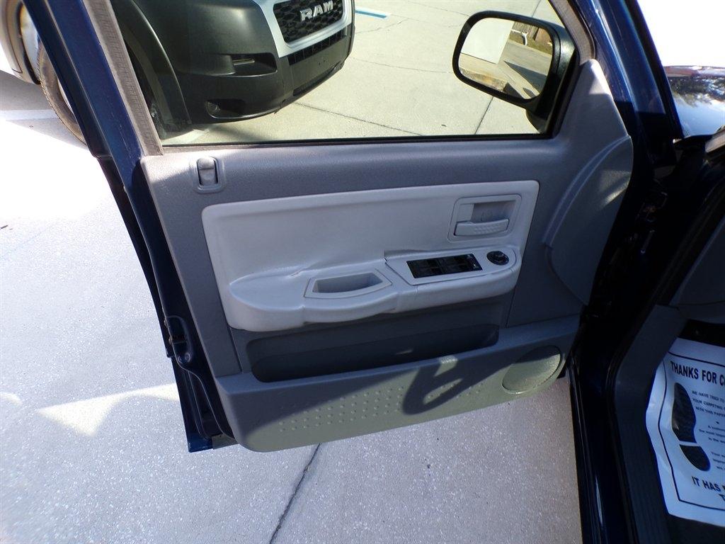 Dodge Dakota 4dr Quad Cab 131" WB SLT 2005