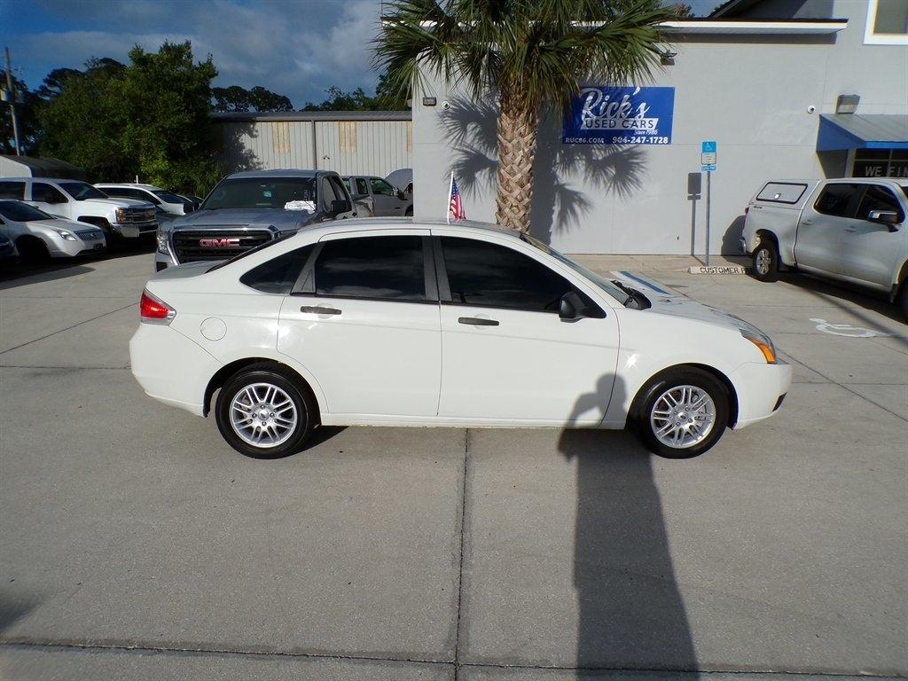Ford Focus 4dr Sdn SE 2009
