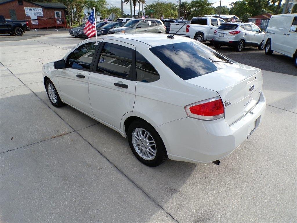 Ford Focus 4dr Sdn SE 2009