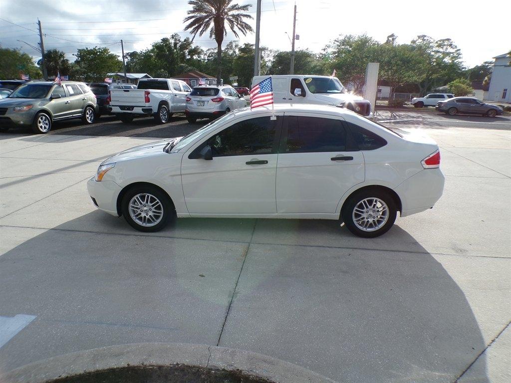 Ford Focus 4dr Sdn SE 2009