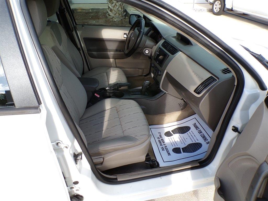 Ford Focus 4dr Sdn SE 2009