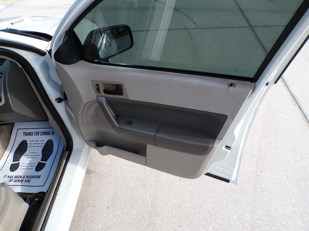 Ford Focus 4dr Sdn SE 2009