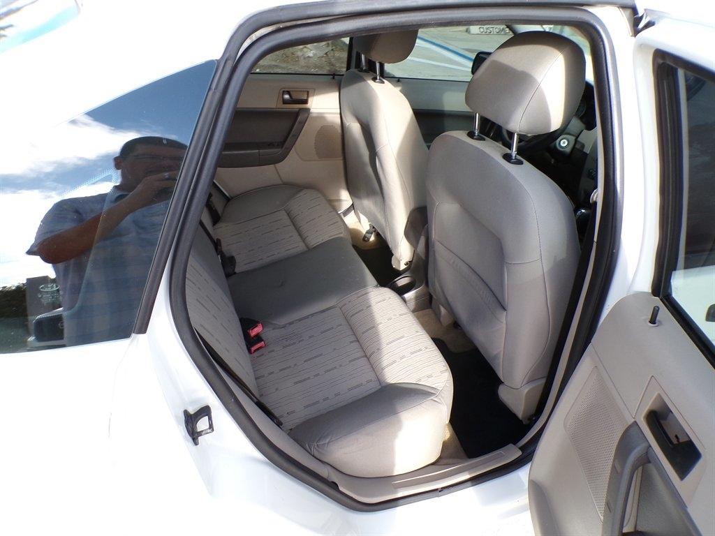 Ford Focus 4dr Sdn SE 2009
