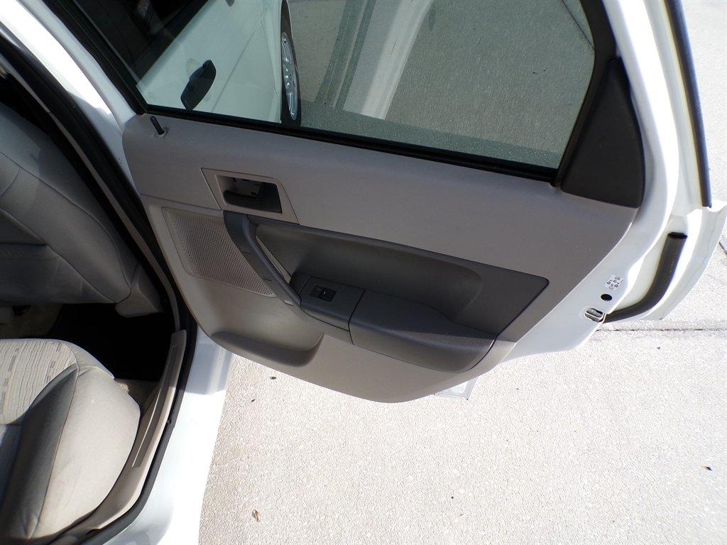 Ford Focus 4dr Sdn SE 2009