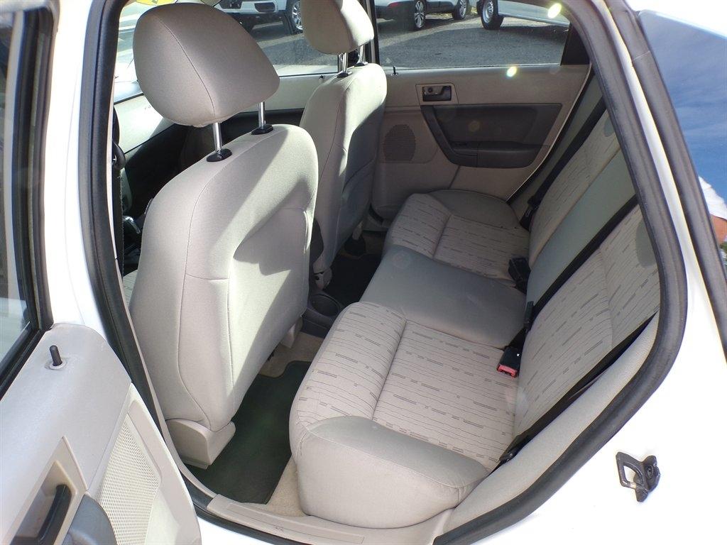 Ford Focus 4dr Sdn SE 2009