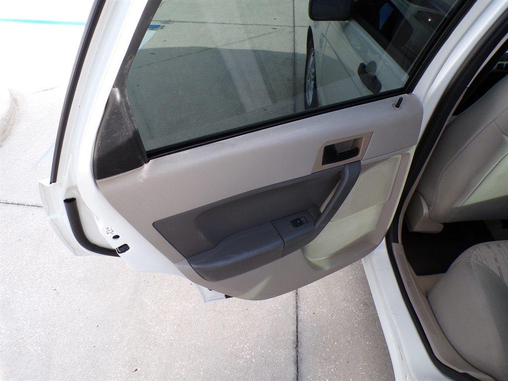 Ford Focus 4dr Sdn SE 2009