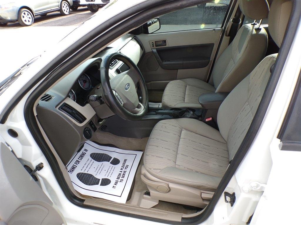 Ford Focus 4dr Sdn SE 2009