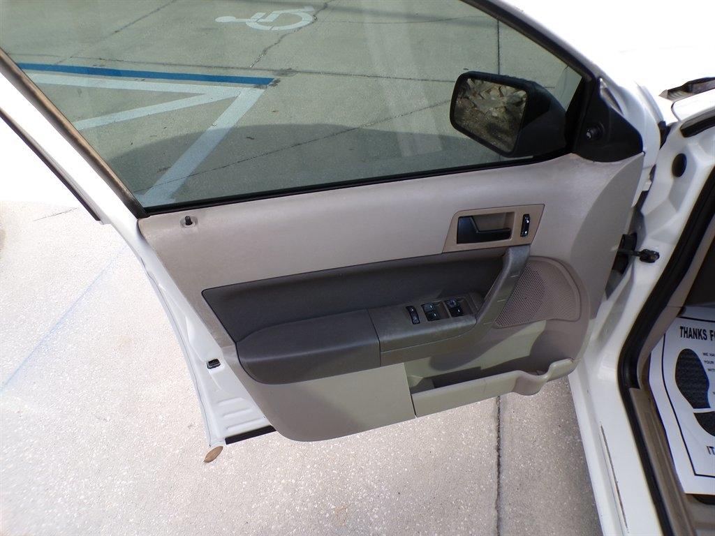 Ford Focus 4dr Sdn SE 2009