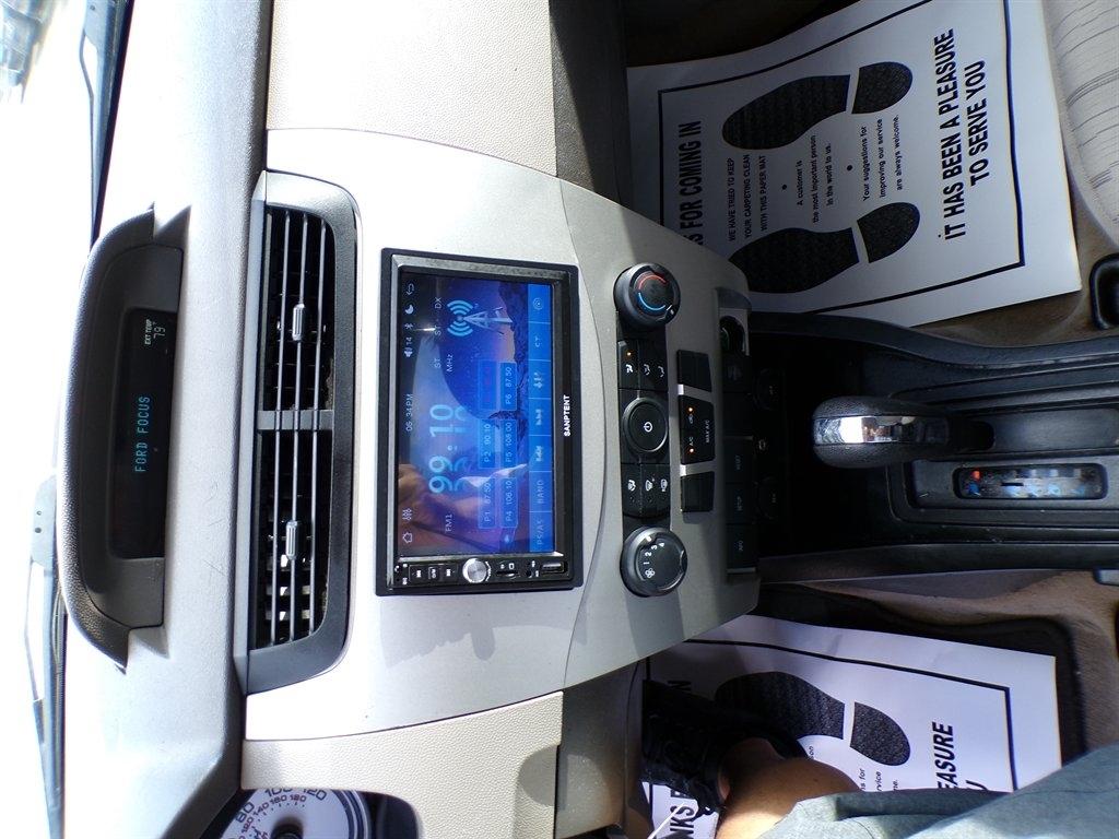 Ford Focus 4dr Sdn SE 2009