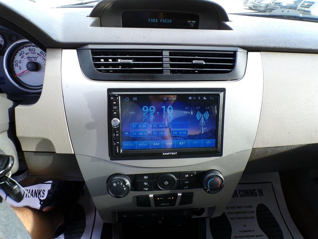 Ford Focus 4dr Sdn SE 2009