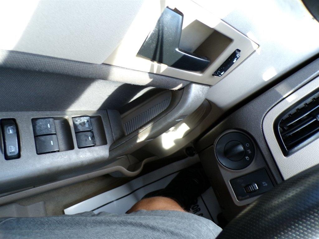 Ford Focus 4dr Sdn SE 2009