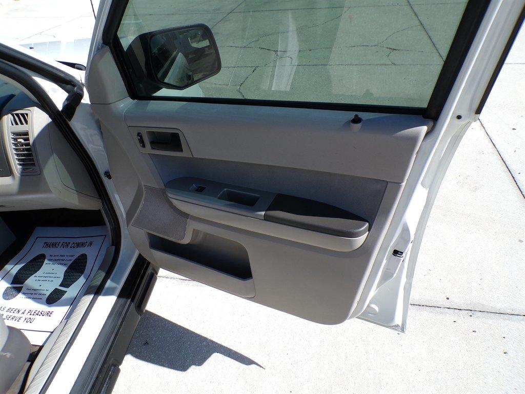 Ford Escape FWD 4dr XLT 2011