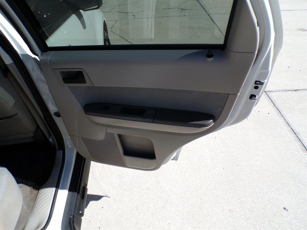 Ford Escape FWD 4dr XLT 2011