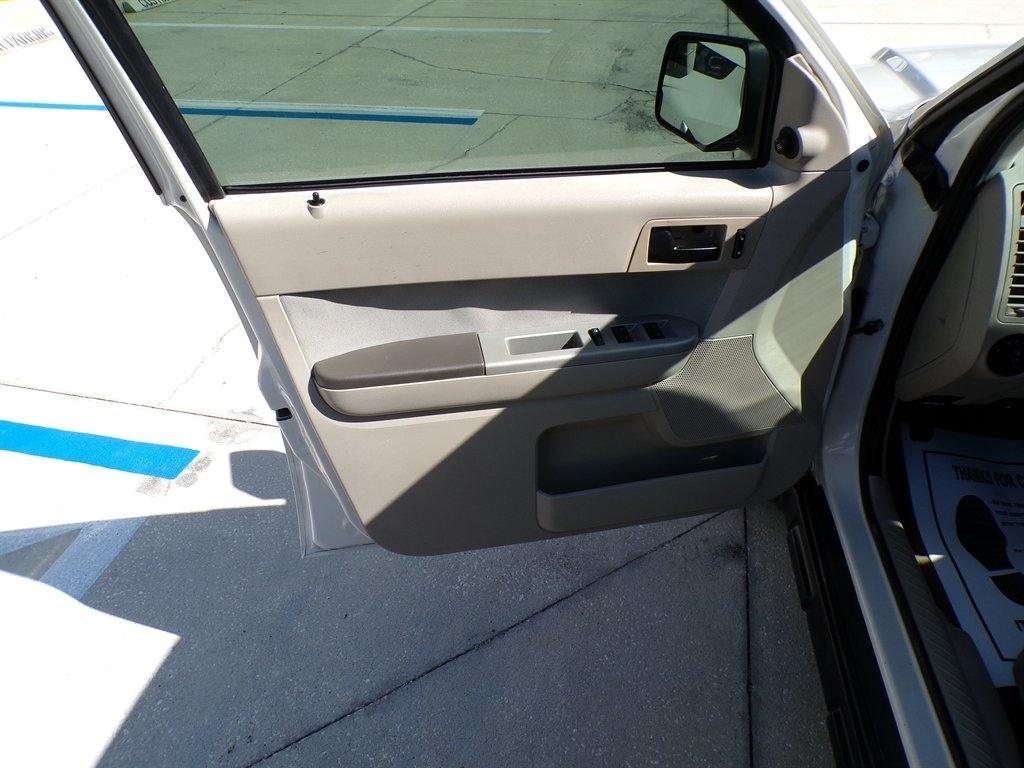 Ford Escape FWD 4dr XLT 2011