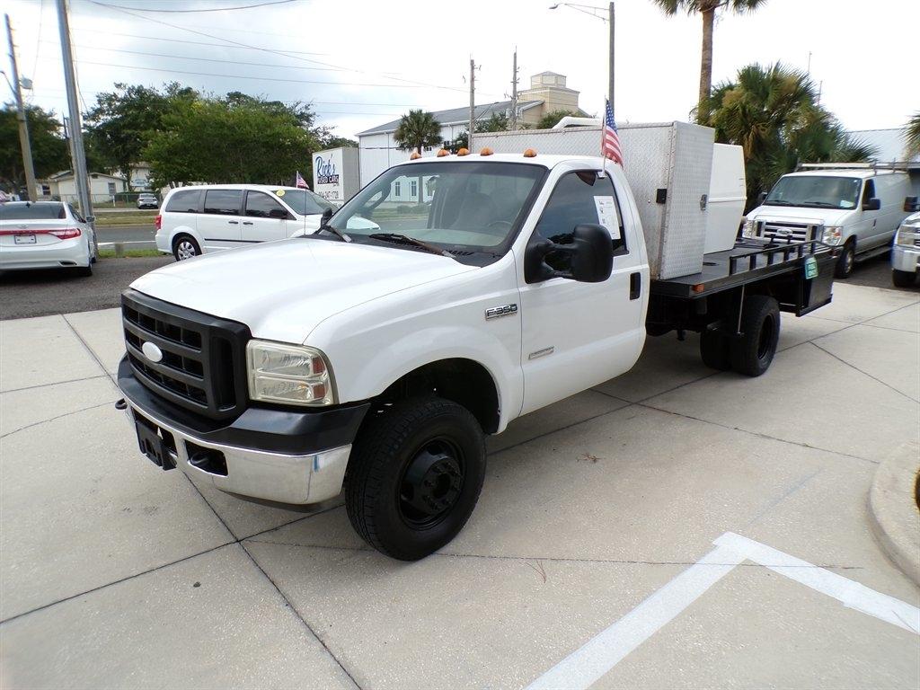 Ford Super Duty F-350 DRW Reg Cab 141" WB 60" CA XL 4WD 2006