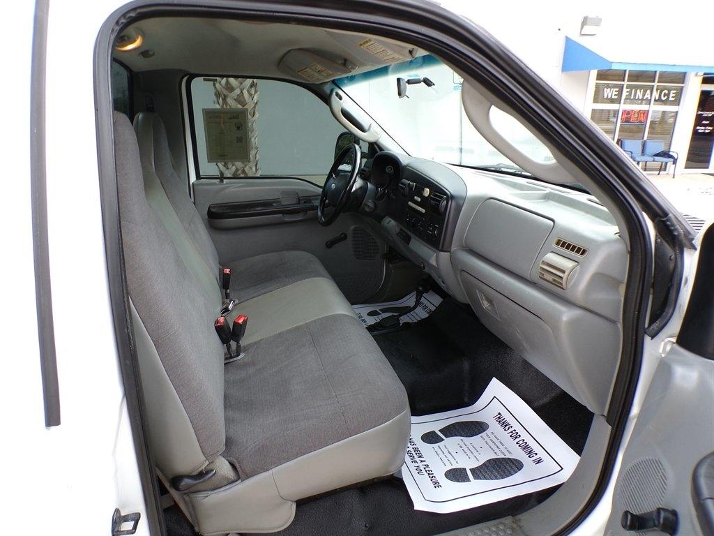 Ford Super Duty F-350 DRW Reg Cab 141" WB 60" CA XL 4WD 2006