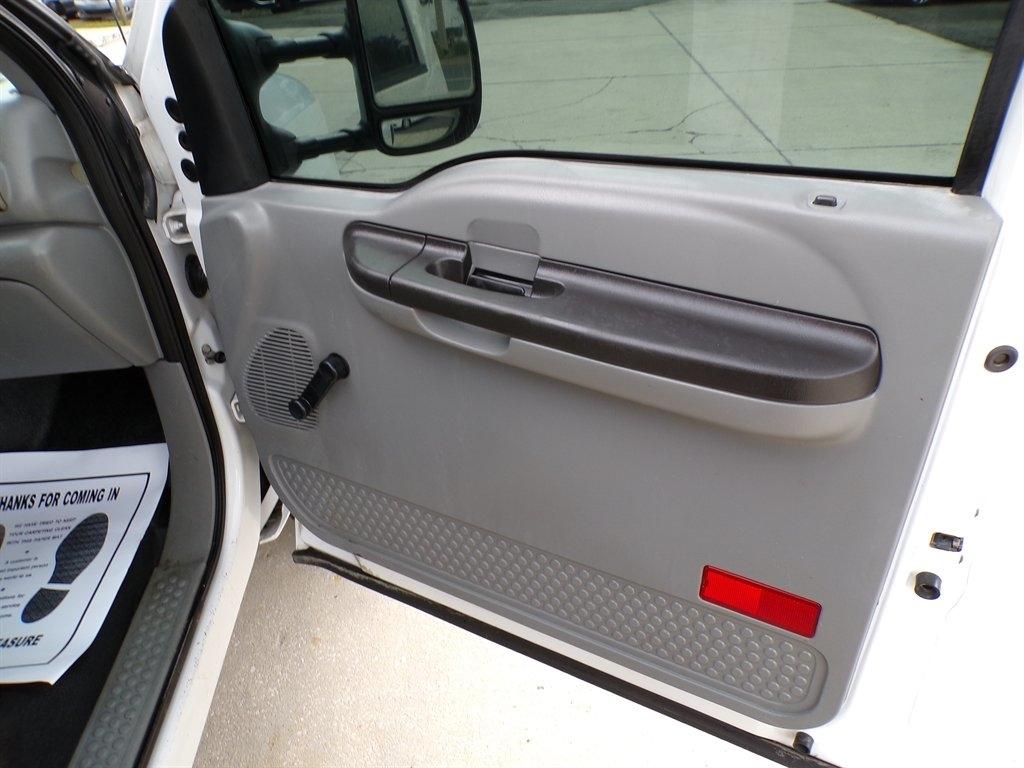 Ford Super Duty F-350 DRW Reg Cab 141" WB 60" CA XL 4WD 2006