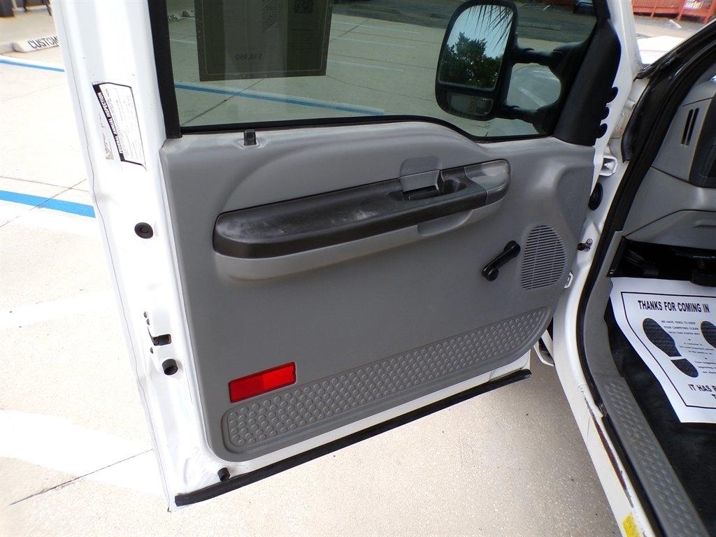 Ford Super Duty F-350 DRW Reg Cab 141" WB 60" CA XL 4WD 2006