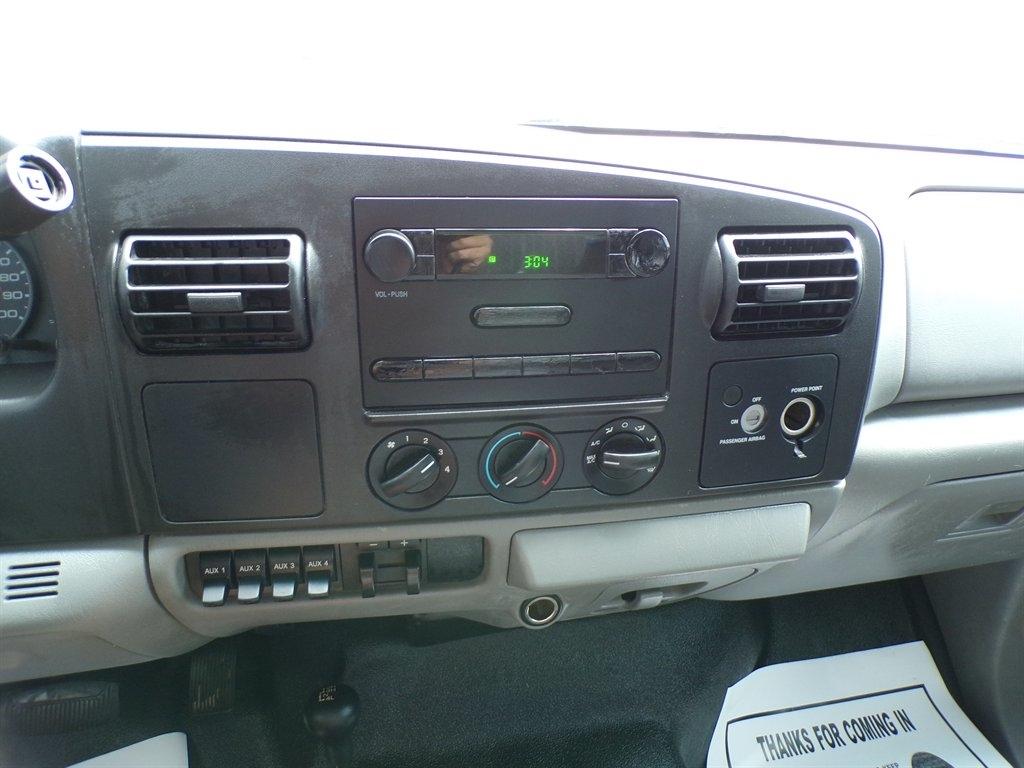 Ford Super Duty F-350 DRW Reg Cab 141" WB 60" CA XL 4WD 2006